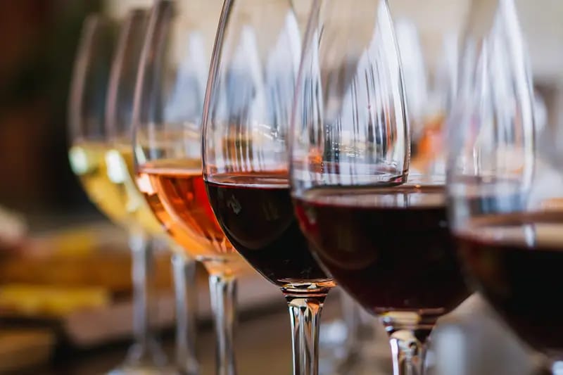 Copas servidas con vinos de los diferentes tipos