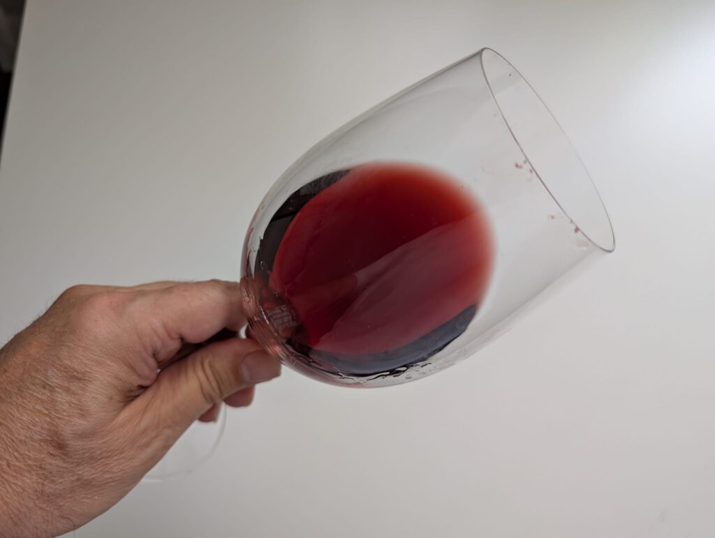 Observando una copa de vino