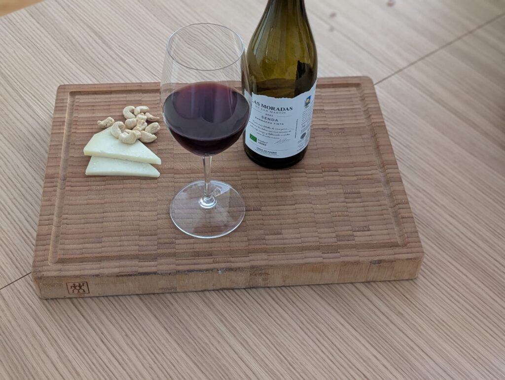 Copa de vino con unos trozos de queso y unos frutos secos