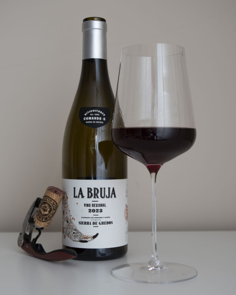 IMAGEN LA BRUJA 2023 COMANDO G Alt: La Bruja 2023 Comando G Gredos botella copa vino tinto sacacorchos etiqueta