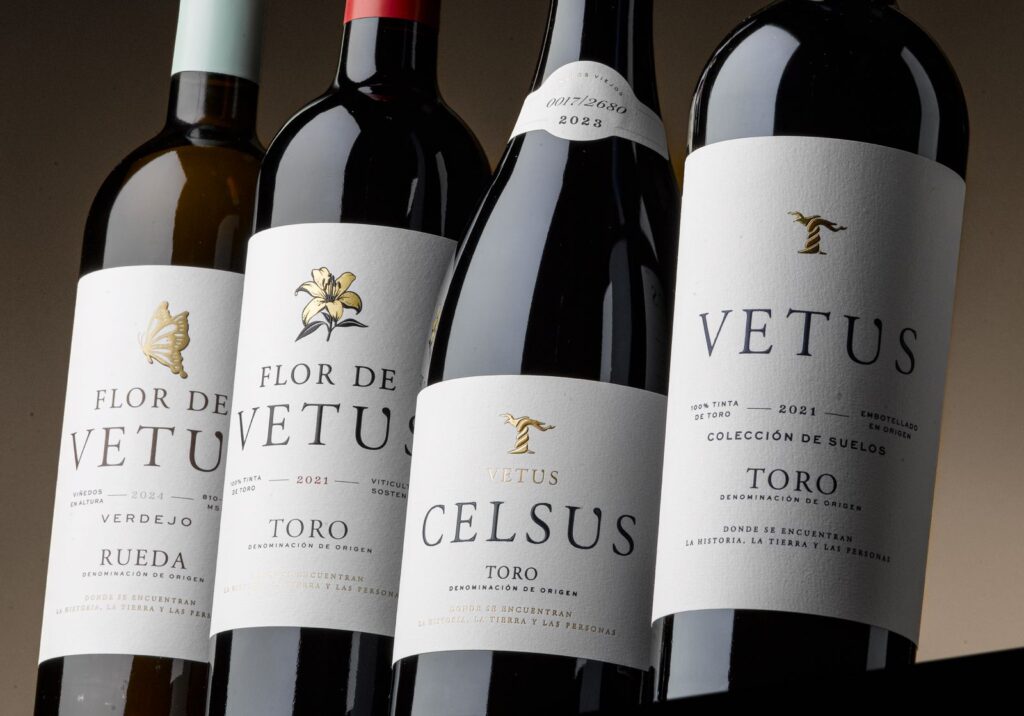 Primer plano de la gama de botellas de Bodegas Vetus, destacando en el centro la etiqueta de Celsus, junto a Flor de Vetus Toro y Flor de Vetus Rueda.