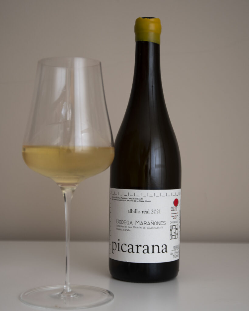 Botella Picarana 2021 Bodega Marañones Albillo Real con copa servida - vino blanco Gredos