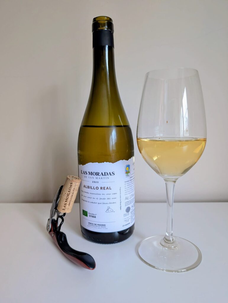 Botella Las Moradas de San Martín Albillo Real 2023 con copa servida - vino blanco Gredos