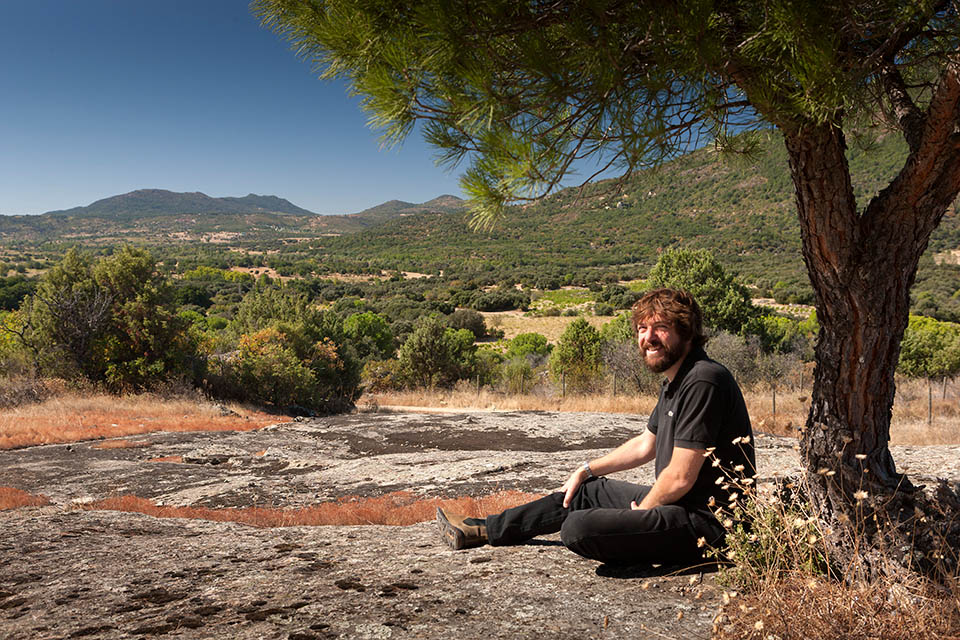 Juan Bulnes bisnieto fundador Bernabeleva sentado en roca granítica viñedos Gredos