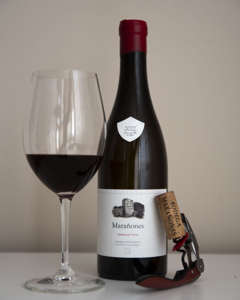 Botella de vino Marañones 2022 con copa de Garnacha de Gredos servida junto a un sacacorchos