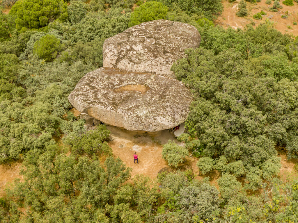 Formación granítica rodeada de bosque en el entorno de los viñedos de Marañones.